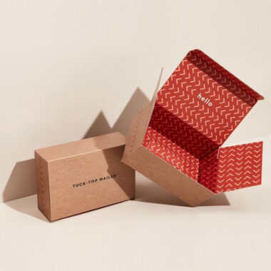 mailer shipping box for garment packagingColorful corrugated cardboard mailer box designed for apparel and postal shipping, suitable for wholesale garment packaging.